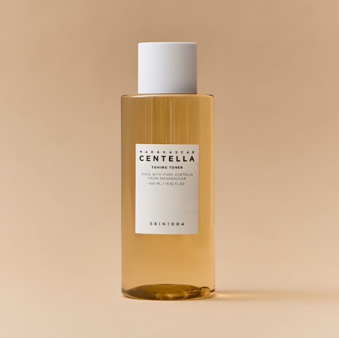 Mitrinošs SKIN1004 Madagascar Centella Toning Toner YABUKO, 400ml, uz sejas, skaidrino un nomierina ādu.