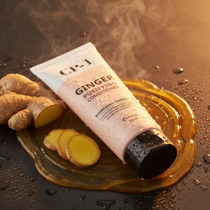 YABUKO Ingvera attīrošs matu kondicionieris CP-1 Ginger Purifying ar dzirkstošu un mitrinošu formulu, uz matiem.
