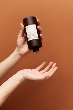 YABUKO SKIN1004 Centella Probio-Cica Toneris ar tumšu flakoni un uzrakstu, uz priekšējās krāsošanas, 210ml.