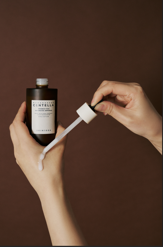 YABUKO SKIN1004 Centella Probio-Cica intensīva ampula ar zaļām pudelēm un ampulas formu, piemērota ādas kopšanai