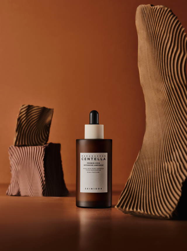 YABUKO SKIN1004 Centella Probio-Cica intensīva ampula ar zaļām pudelēm un ampulā, mirdzoša āda, koncentrēts ādas kopšanas līdzeklis