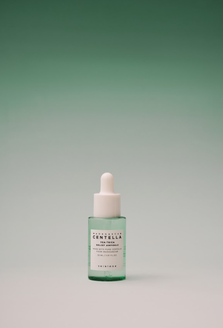 YABUKO SKIN1004 Madagascar Centella Tea-Trica nomierinoša ampula, skaidrs šķidrums ar relaksējošām īpašībām.