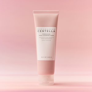 Dziļi attīrošas sejas putas SKIN1004 Madagascar Centella Poremizing Foam, uz ekrāna redzams iepakojums un uzraksts