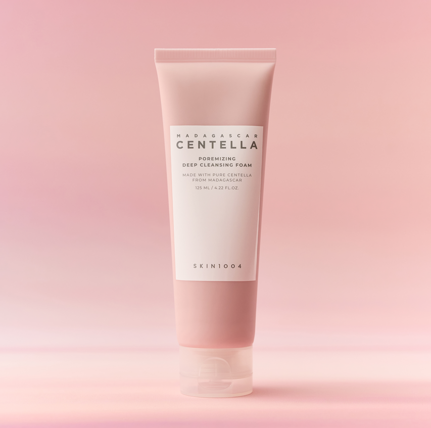 Dziļi attīrošas sejas putas SKIN1004 Madagascar Centella Poremizing Foam, uz ekrāna redzams iepakojums un uzraksts