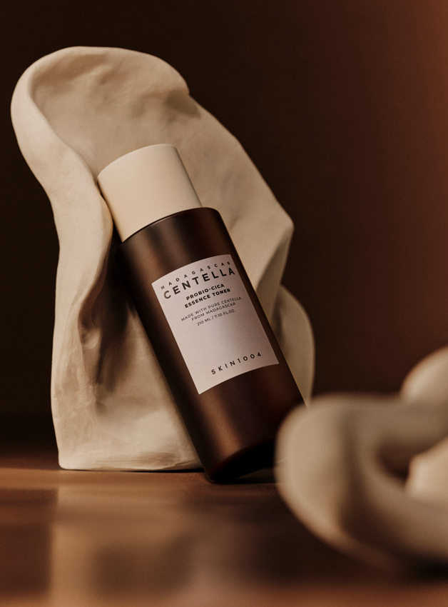 YABUKO SKIN1004 Centella Probio-Cica Toneris 210ml, līdzeklis ar probiotikām un centrālas augu ekstraktiem, uz ādas.