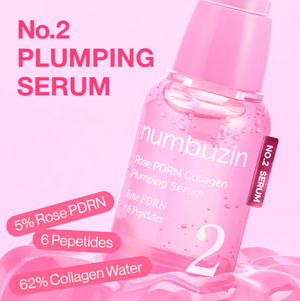 YABUKO Kolāgena mitrinošs serums Numbuzin No.2 Rose PDRN, 30ml, ar rozā krāsu un iepakojumu, uz sejas.