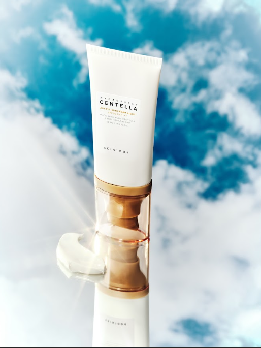 Viegls saules krēms SKIN1004 Madagascar Centella Air-Fit SPF30, 50ml, uzklāts uz sejas, aizsargājošs un mitrinošs.