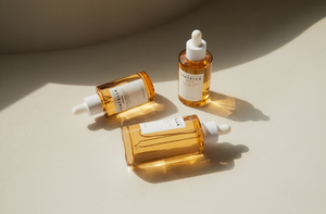 YABUKO SKIN1004 Madagascar Centella ampula 100ml, ādas nomierināšanai un mitrināšanai, tumšā stikla pudelē ar pipeti