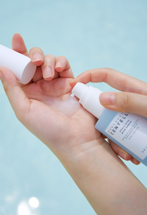 Mitinošs serums ar centellu un hialuronskābi no SKIN1004, 50ml, uzsver mitrināšanu un ādas atjaunošanu.