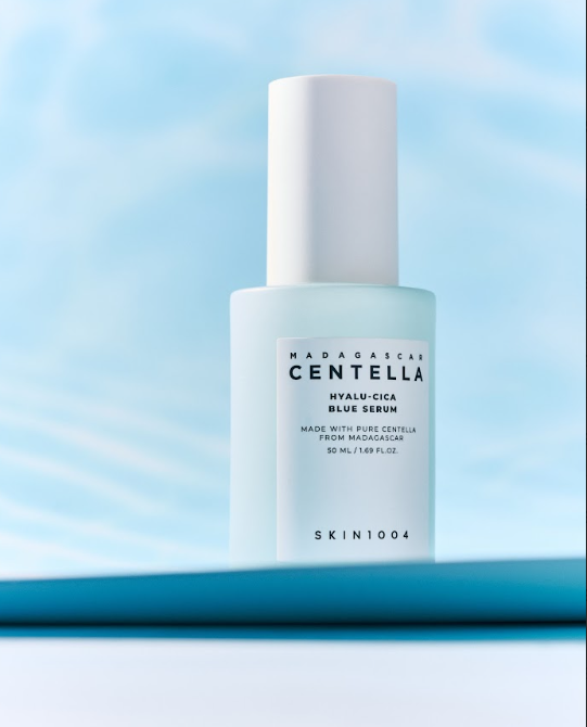 YABUKO SKIN1004 mitrinošs serums ar centellu un hialuronskābi, 50ml, uz ādas.