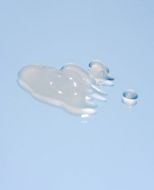 YABUKO SKIN1004 mitrinošs serums ar centellu un hialuronskābi, 50ml, bezkrāsains serums uz ādas.