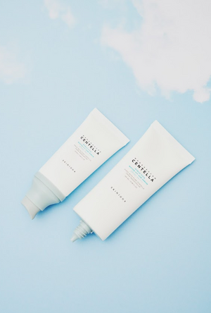 SAULE Serums Sejai SKIN1004 Centella Hyalu-Cica Water-Fit SPF50, mitrināšanas un aizsardzības līdzeklis, zila pudele.