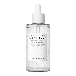 YABUKO SKIN1004 Madagaskaras Centella tonizējoša kapsulu ampula, skats uz zilo kapsulu ar zīmola iepakojumu.