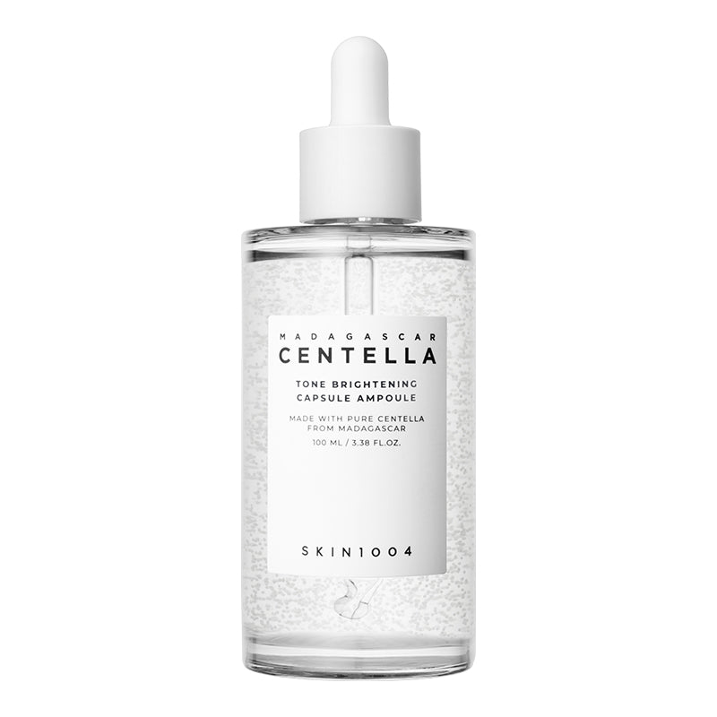 YABUKO SKIN1004 Madagaskaras Centella tonizējoša kapsulu ampula, skats uz zilo kapsulu ar zīmola iepakojumu.