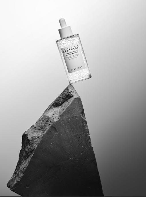 YABUKO SKIN1004 Madagaskaras Centella tonizējoša un izgaismojoša ampula, 100 ml, ar kapsulām un skatu uz produktu.