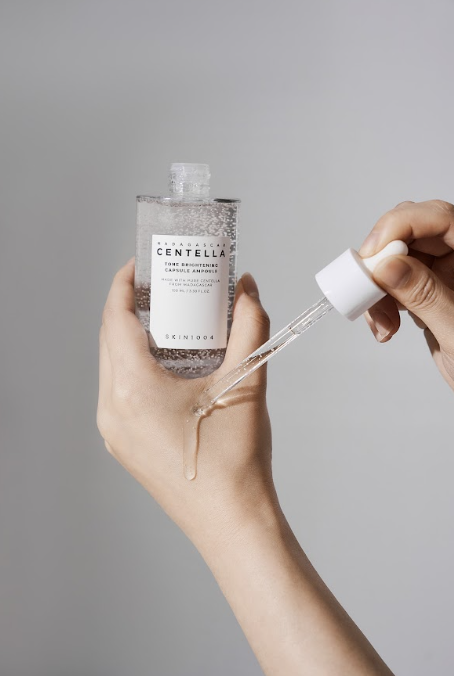 YABUKO SKIN1004 Madagascar Centella tonizējoša kapsulu ampula, 100 ml, seja ar mirdzumu un gaišāku toni.