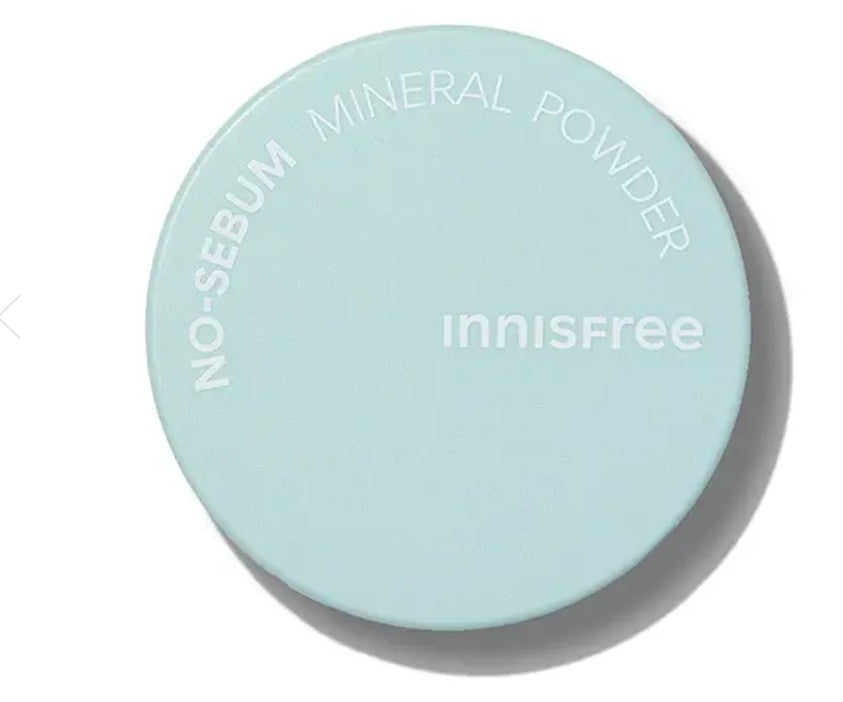 YABUKO innisfree No-Sebum Mineral Powder, matējošs minerālo pulveris ar gaišu konsistenci un iepakojumu.