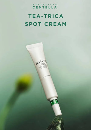 YABUKO SKIN1004 Centella Tea-Trica Spot krēms pinnēm, 20ml, tuvu attēlam ar krēma iepakojumu un uzklāšanas uz ādas.