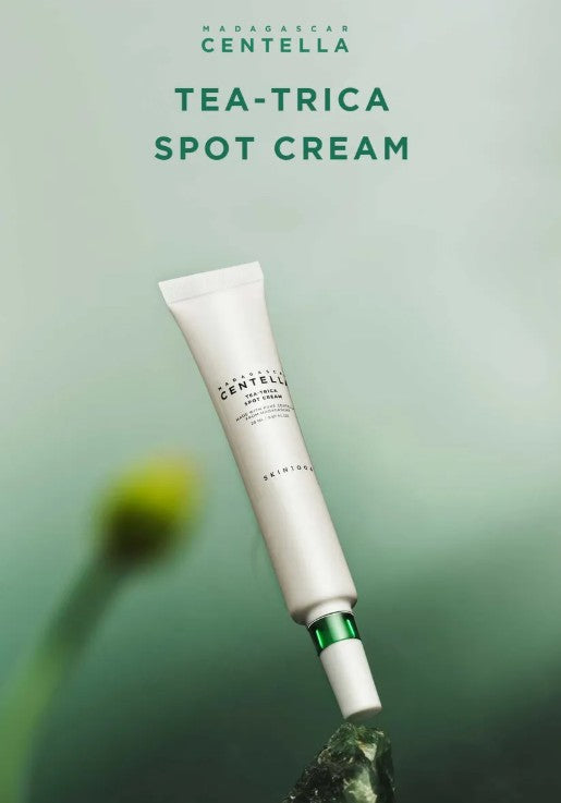 YABUKO SKIN1004 Centella Tea-Trica Spot krēms pinnēm, 20ml, tuvu attēlam ar krēma iepakojumu un uzklāšanas uz ādas.