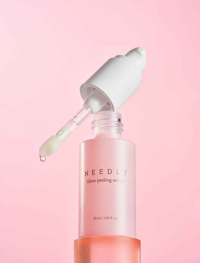 YABUKO Needly Glow Peeling Serums pudelīte 30ml ar seruma pudeli un uzlādējošu dizainu.