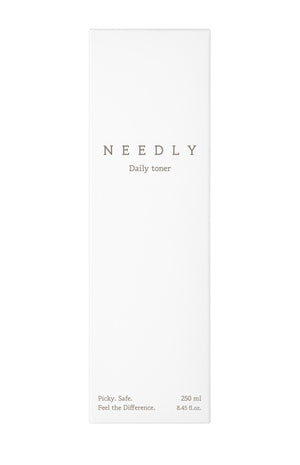 YABUKO Needly Daily Toner sejas toniks 250ml ar vieglu tekstūru un mitrinošu efektu, uz sejas redzama pudelīte ar izsmidzināmo.