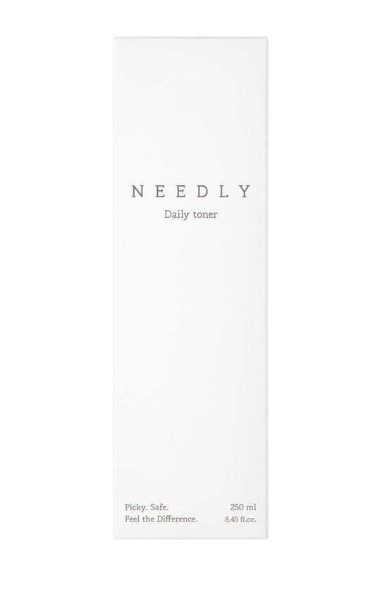 YABUKO Needly Daily Toner sejas toniks 250ml ar vieglu tekstūru un mitrinošu efektu, uz sejas redzama pudelīte ar izsmidzināmo.