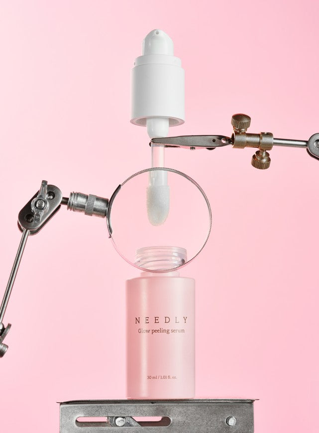 YABUKO Needly Glow Pīlinga serums 30ml, iepakojums ar seruma pudeli un zīmola logo, piemērots ādas kopšanai.