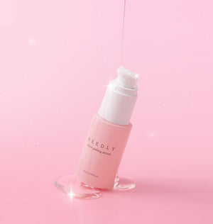 YABUKO Needly Glow Peeling Serums 30ml, bieza pudelē ar seruma toni, uzsverot mirdzumu un ādas kopšanas sastāvdaļas.