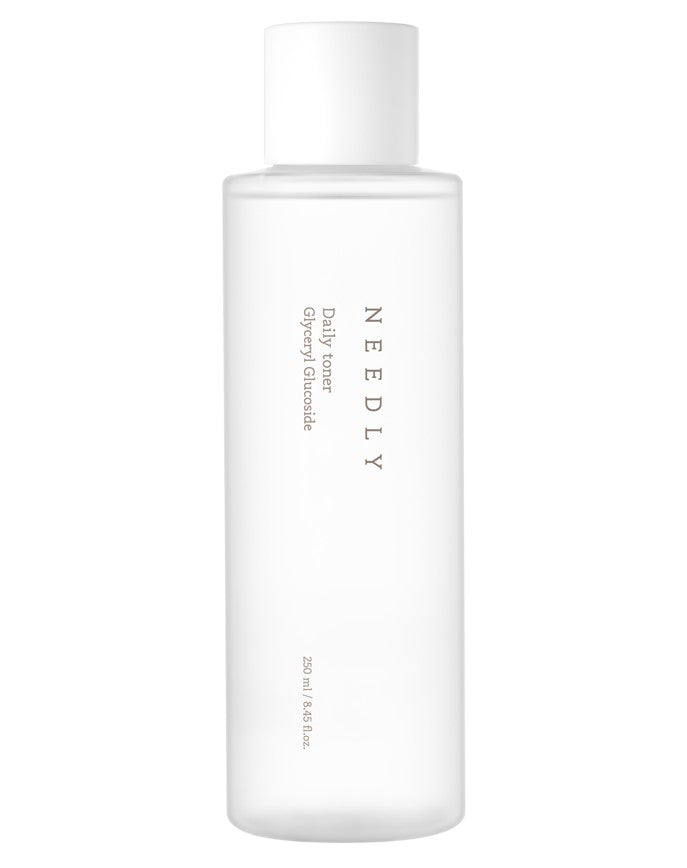 YABUKO Needly Daily Toner sejas toniks ar 250ml pudeli, piemērots ikdienas ādas kopšanai, ar vieglu un atsvaidzinošu tekstūru.