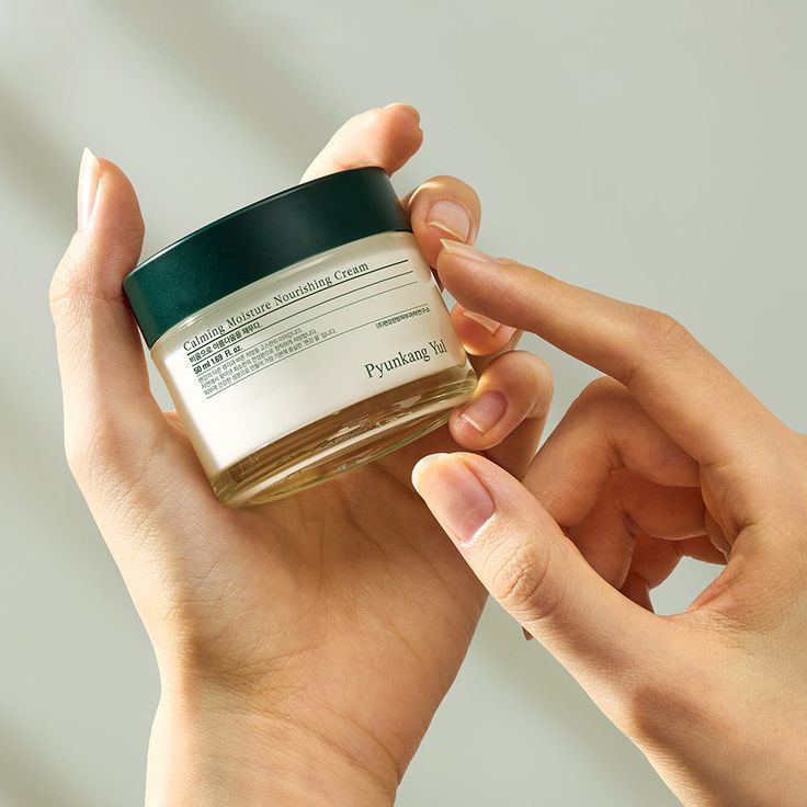 Nomierinošs sejas krēms YABUKO, 50 ml, zīdaini gluds tekstūra un relaksējoša iedarbība uz ādu.