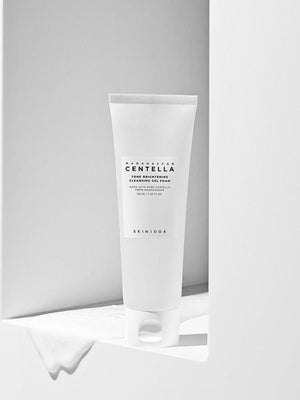 YABUKO SKIN1004 Madagascar Centella attīrošas želeja-putas sejas tīrīšanai, 125 ml, uzsver sejas attīrošo formulu un produktu iepakojumu