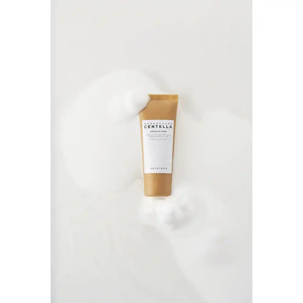 YABUKO SKIN1004 Madagascar Centella Ampoule Foam, 125ml, attēls ar maigu sejas tīrīšanas putu iepakojumu ar zaļām etiķetēm.
